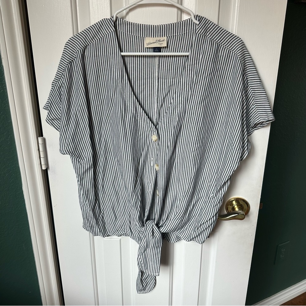 Universal Thread Top Size: L